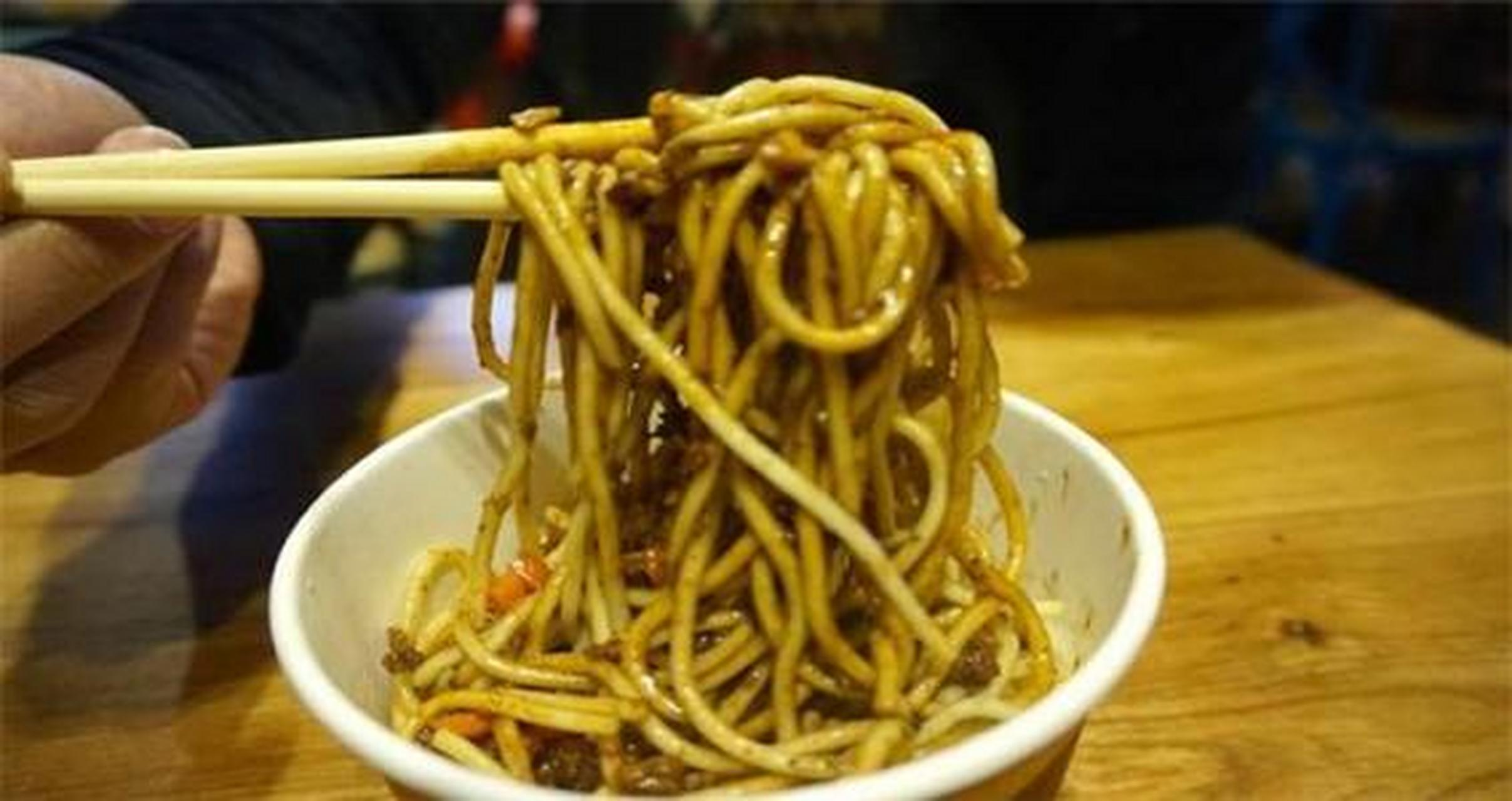 1,老通城豆皮 2,四季美汤包 3,蔡林记热干面 4,谈炎记水饺 5,顺香居