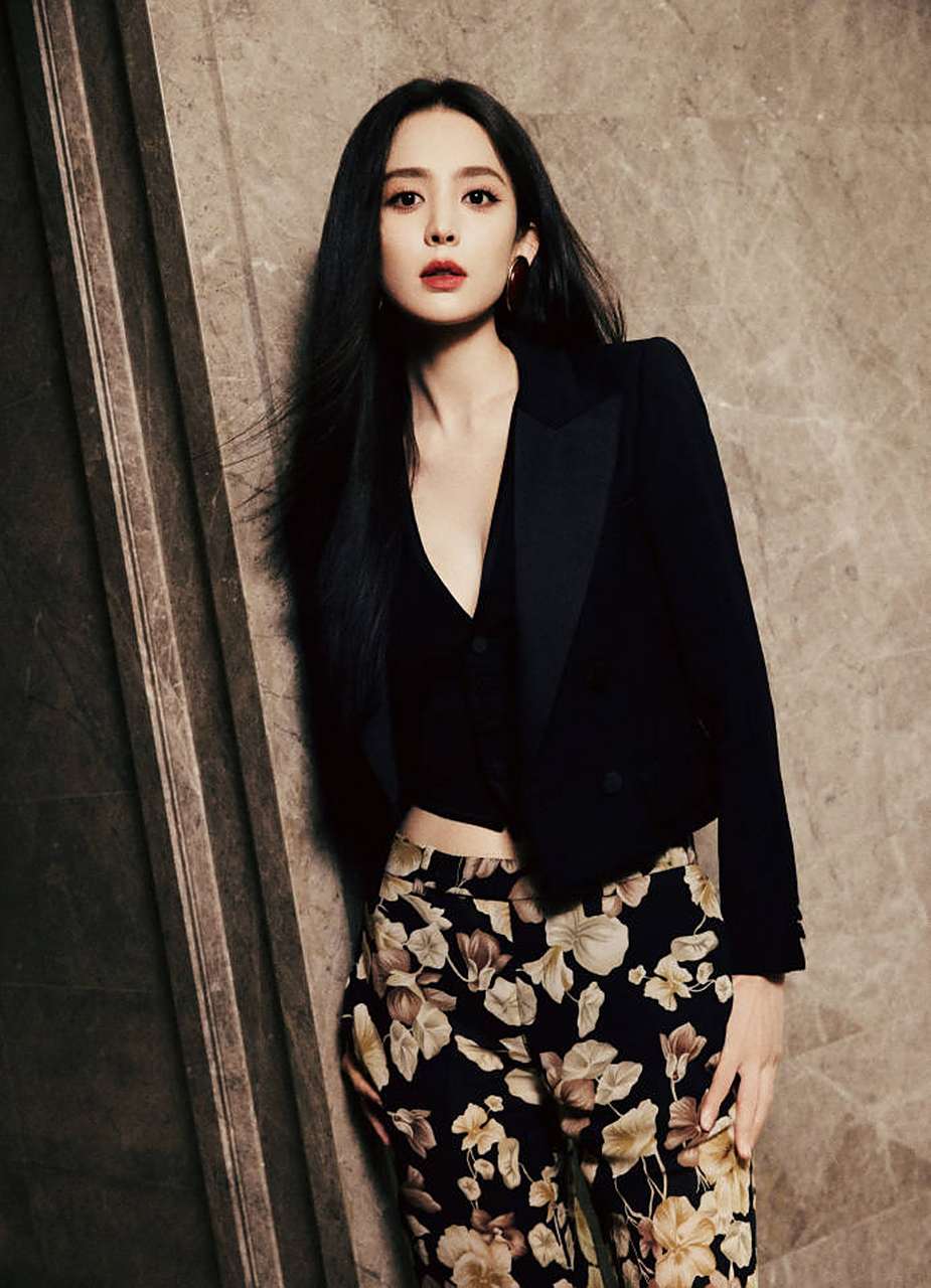 古力娜扎深v西服写真,大秀好身材冷艳动人!