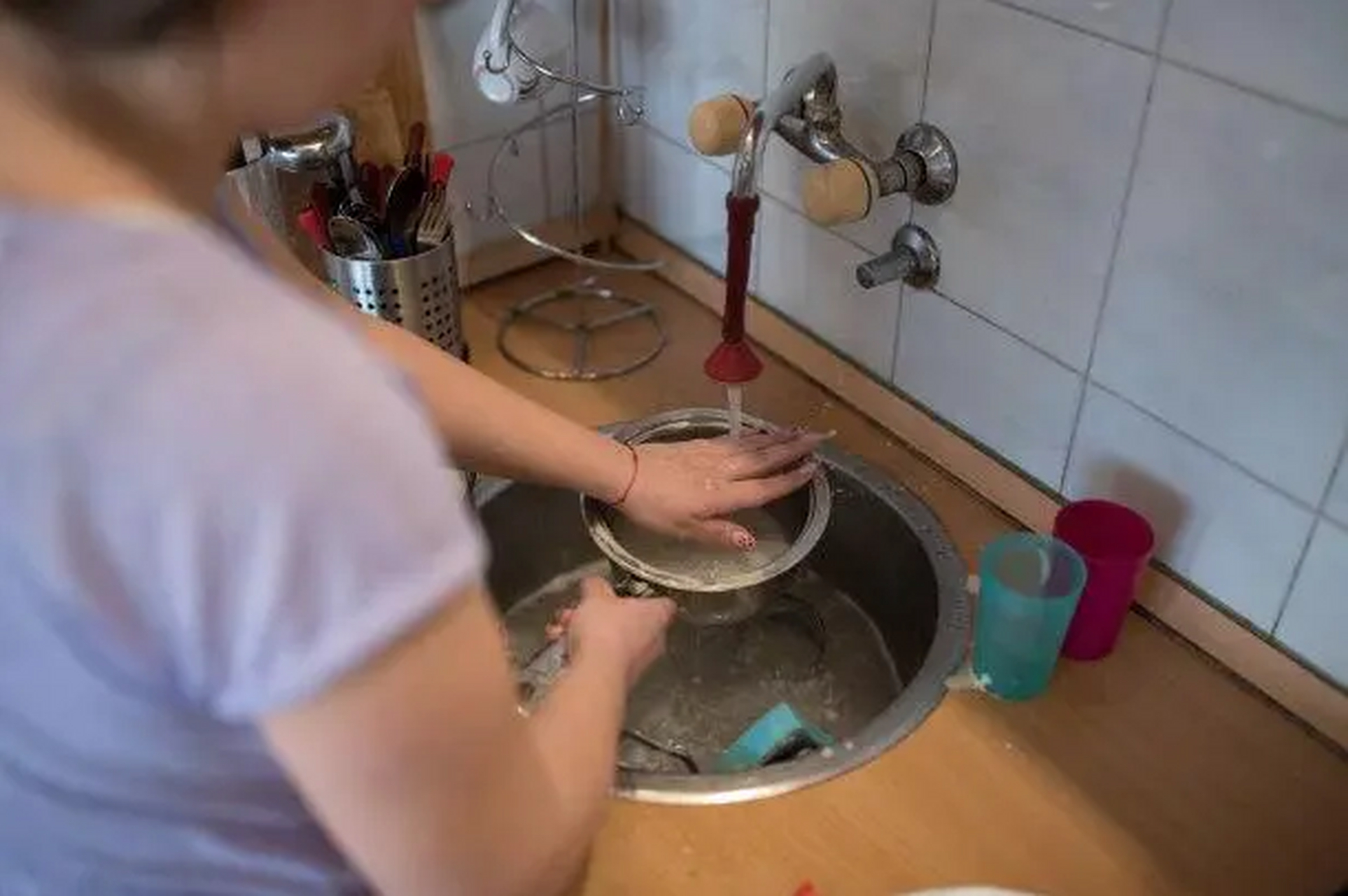 我痛恨"女人做家务,天经地义"的社会风气,凭什么呢?