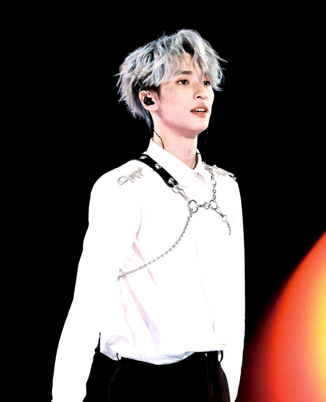 内地娱乐界新生代顶尖艺人严浩翔以银发造型亮相,引人注目.