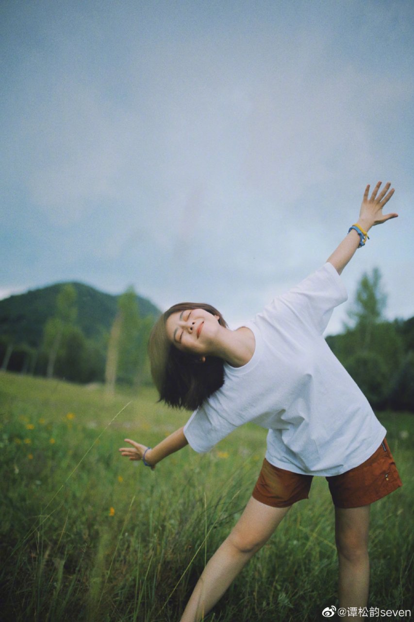 谭松韵草地随拍,白t短发好漂亮啊!怎么会有人一直这么有青春感