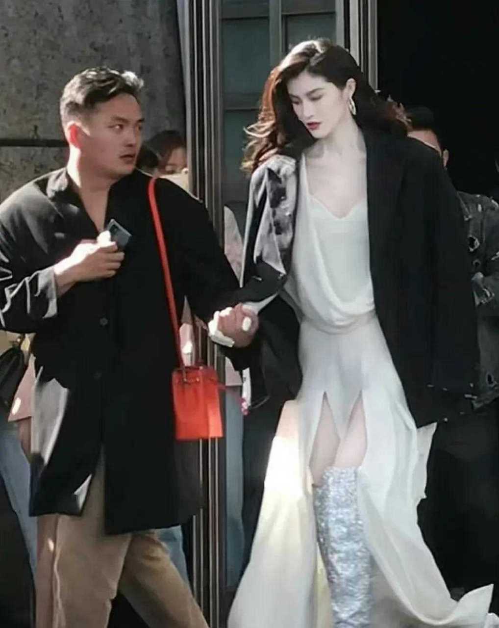 超模何穗太努力保住自己"比白人还白的模特"这个人设了,即使随一张出