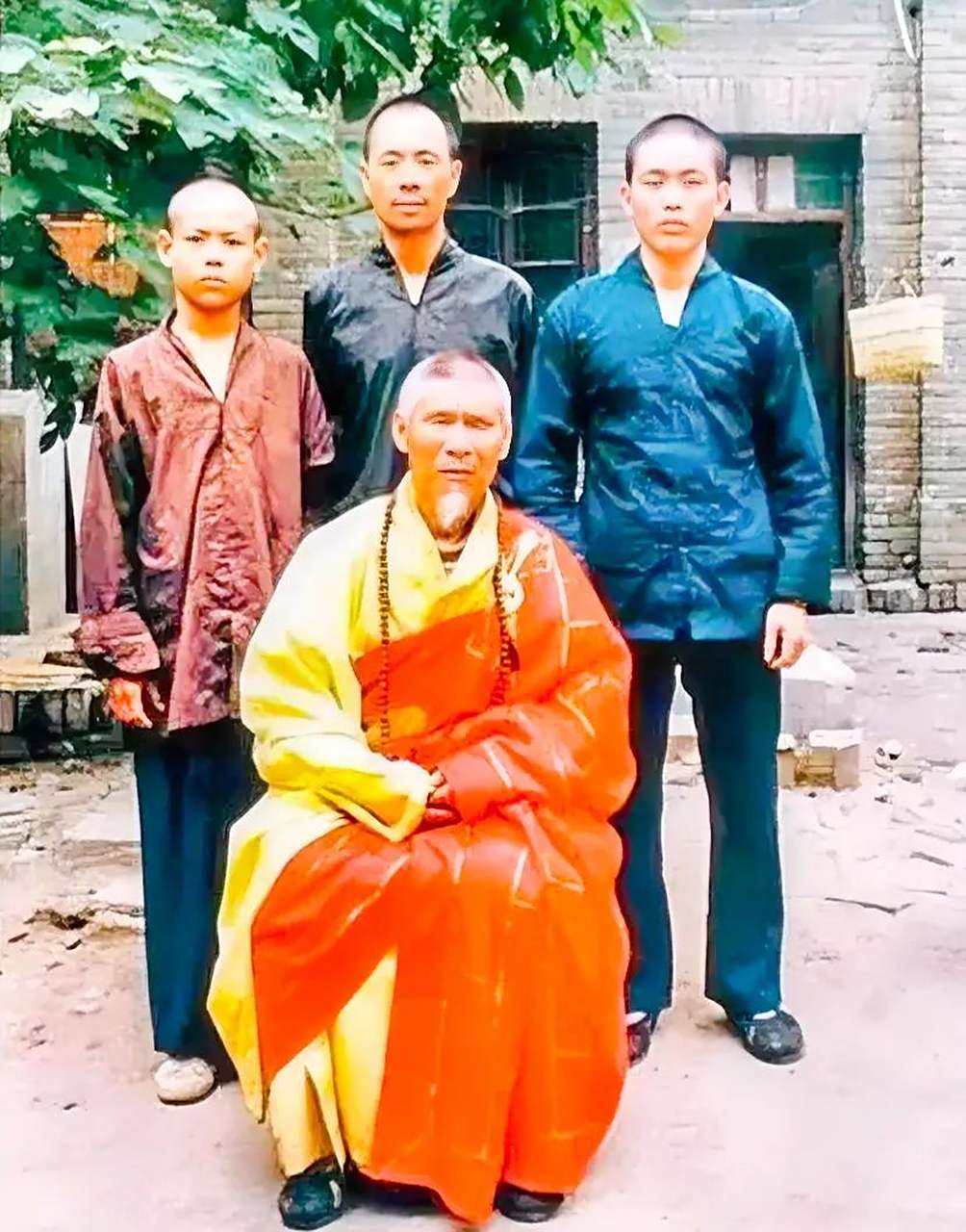 这是80年代,一个青涩的小和尚在释永信和行正法师的身旁,留下了一张