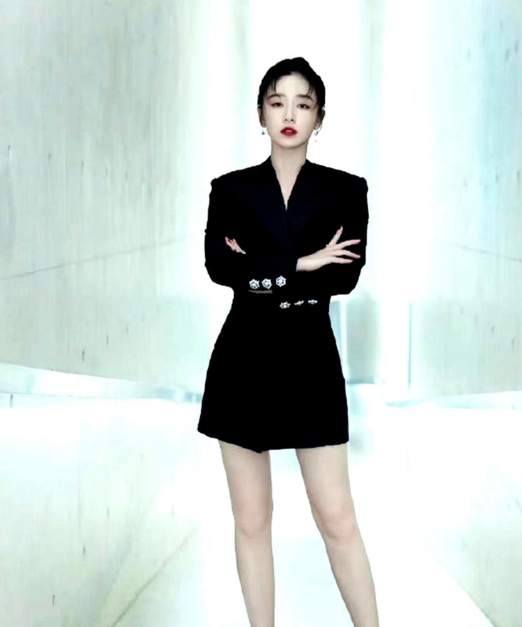 阚清子的腿非常笔直!