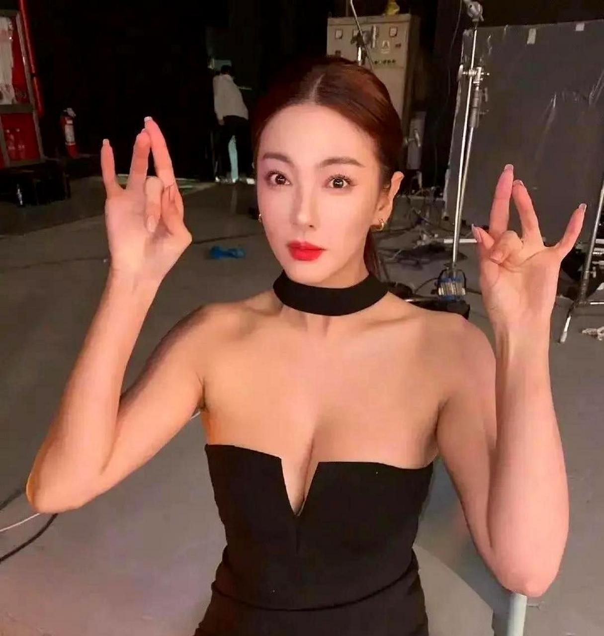 我总是分不清张雨绮和张馨予,因为她们的风格非常相似!