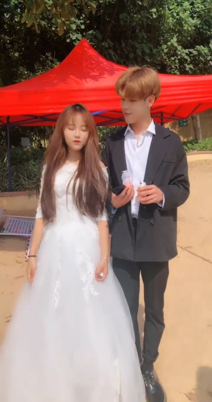 娜娜终于穿上婚纱了,竟然跟可乐喝起了"交杯奶",真是太逗了!