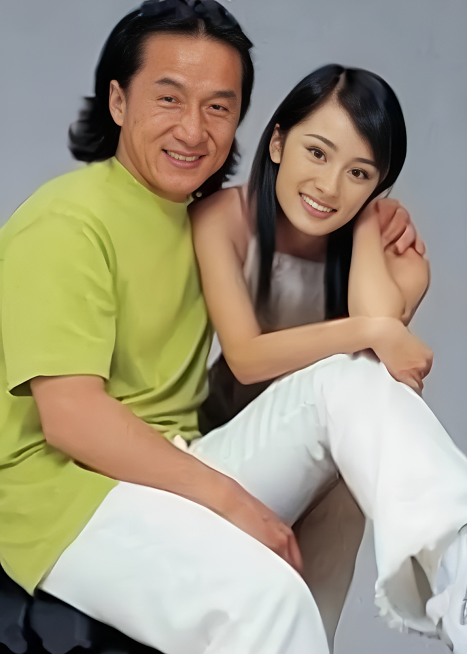 成龙和年轻稚嫩的杨幂一同合作拍摄了一则摩托车广告!