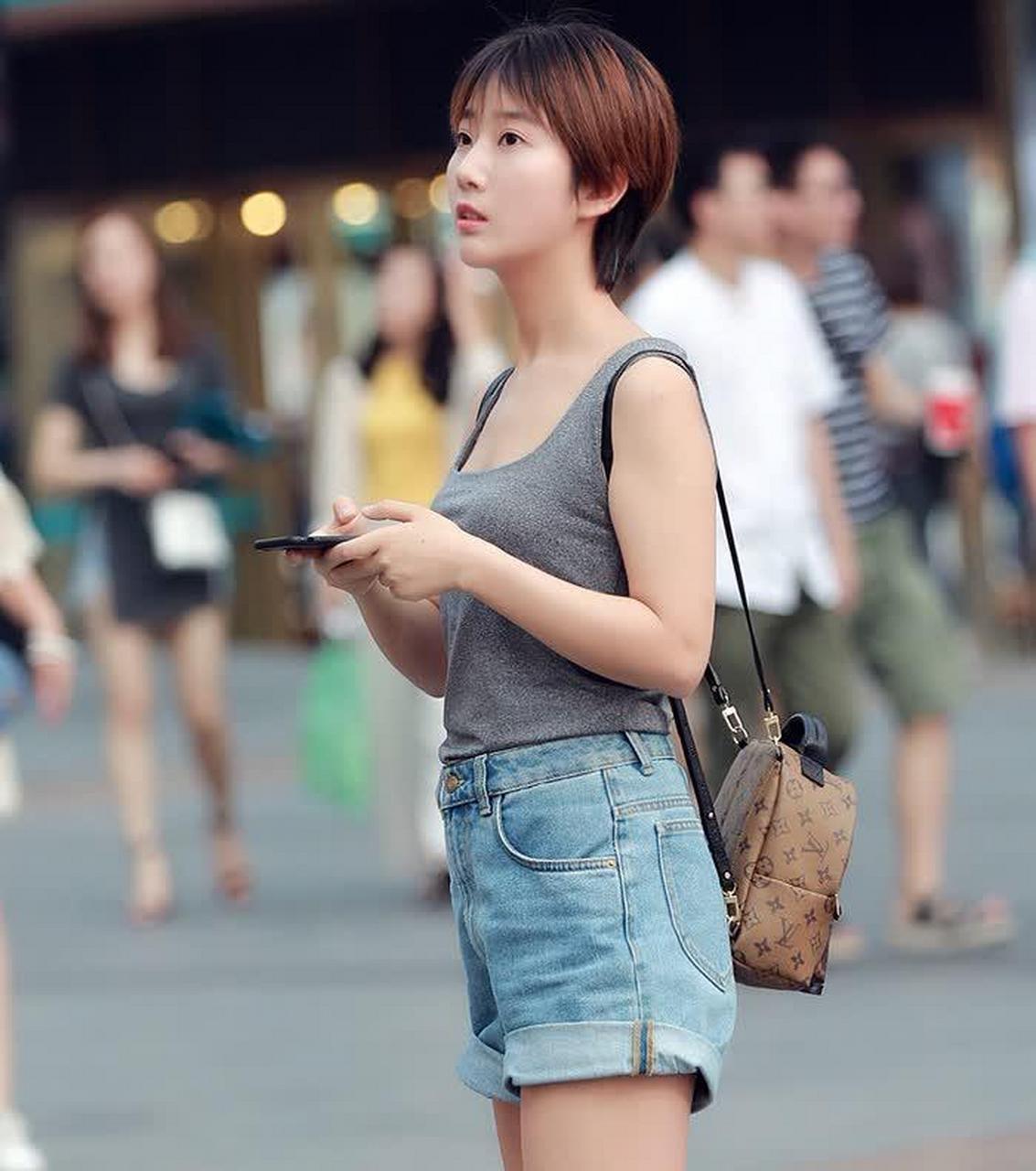 精致美丽又可爱的短发小美女,她这么甜,这么迷人!