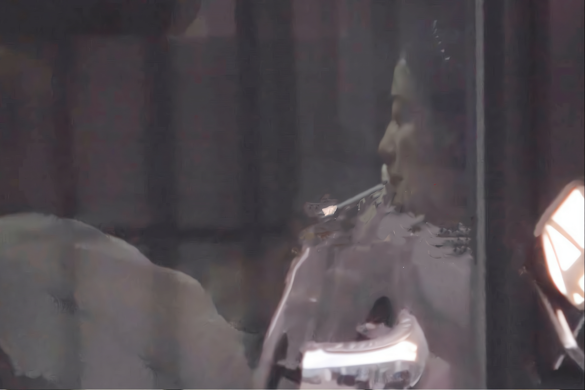 赵薇室内吸烟#【赵薇又被拍到室内抽烟】4月14日,赵薇被拍到在室内吞