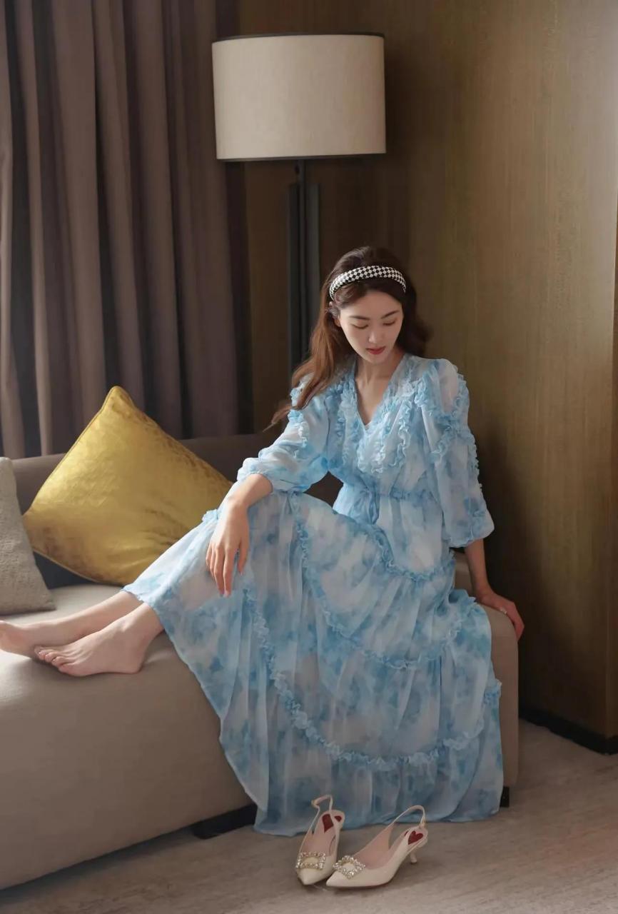 电影频道主持人李丹儿,美得足够恬然,淡然和自然.