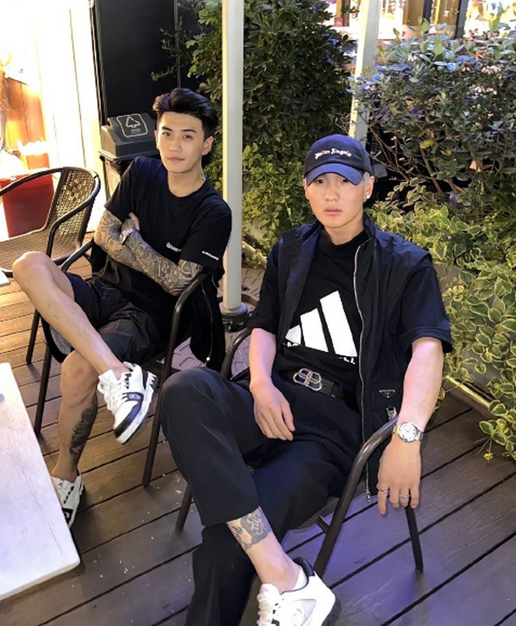 任权疑似内涵于希涵,褒姒恋情; 于希涵朋友圈晒与褒姒搂抱照片并配文