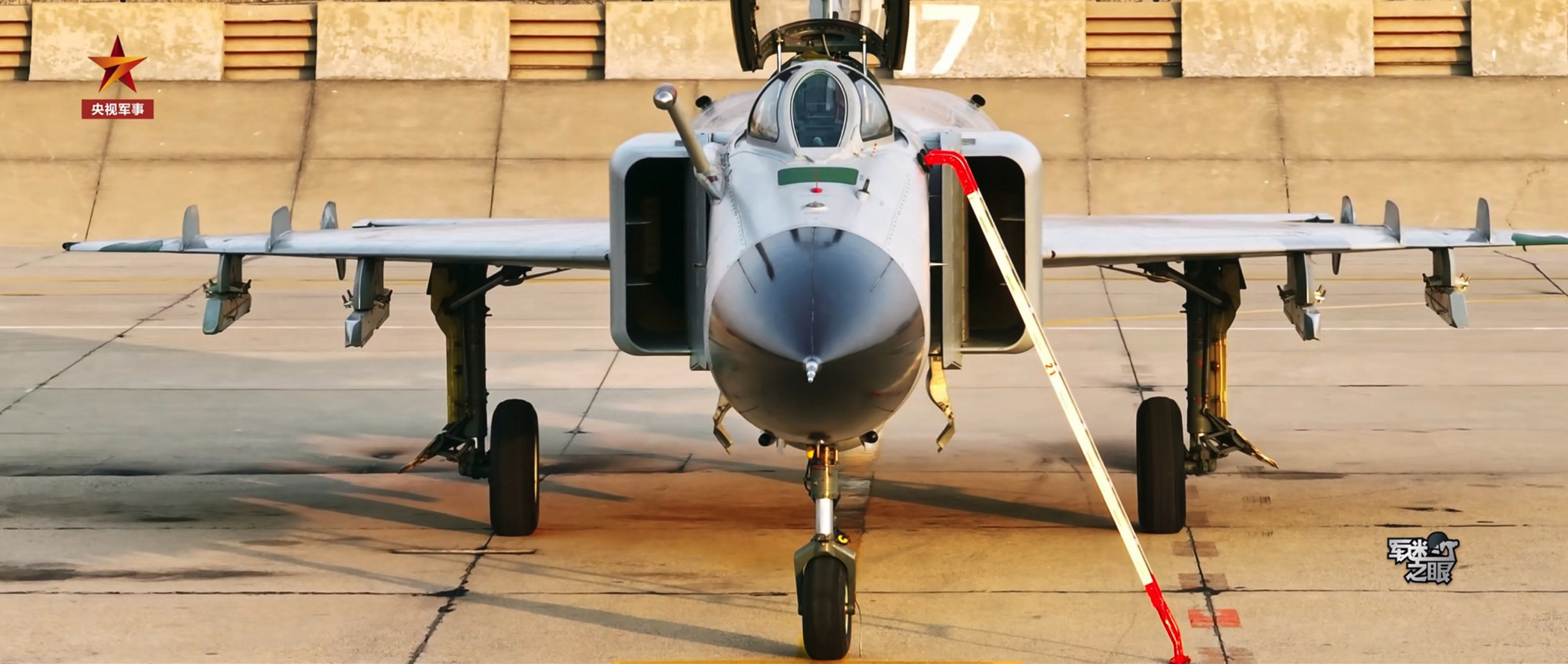 以前真没有注意,我国空军某部装备的歼-8f战斗机有一些角度的照片真霸