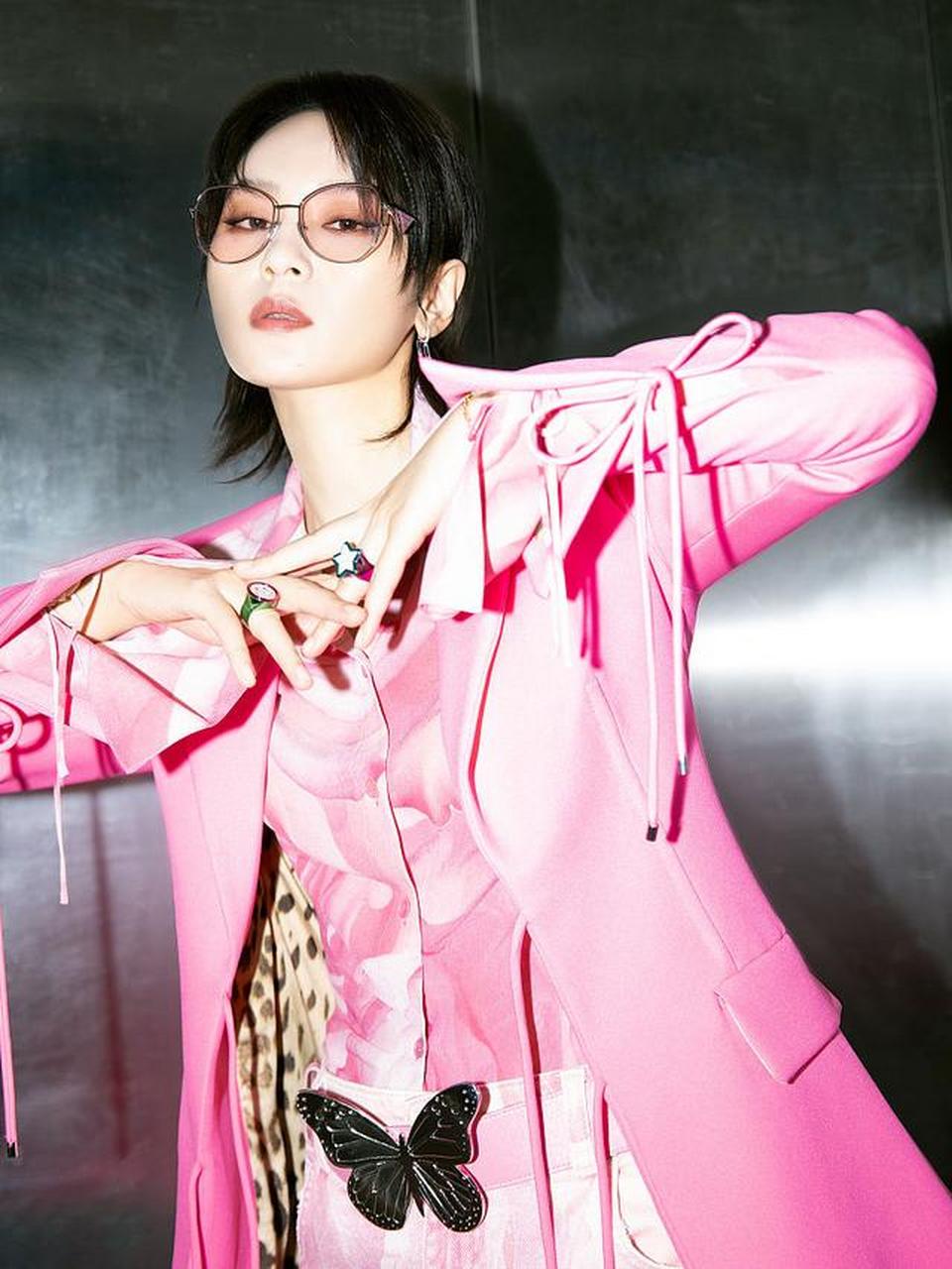 周笔畅粉色晕染风西装浪漫梦幻 新综艺《声生不息》唱功获赞