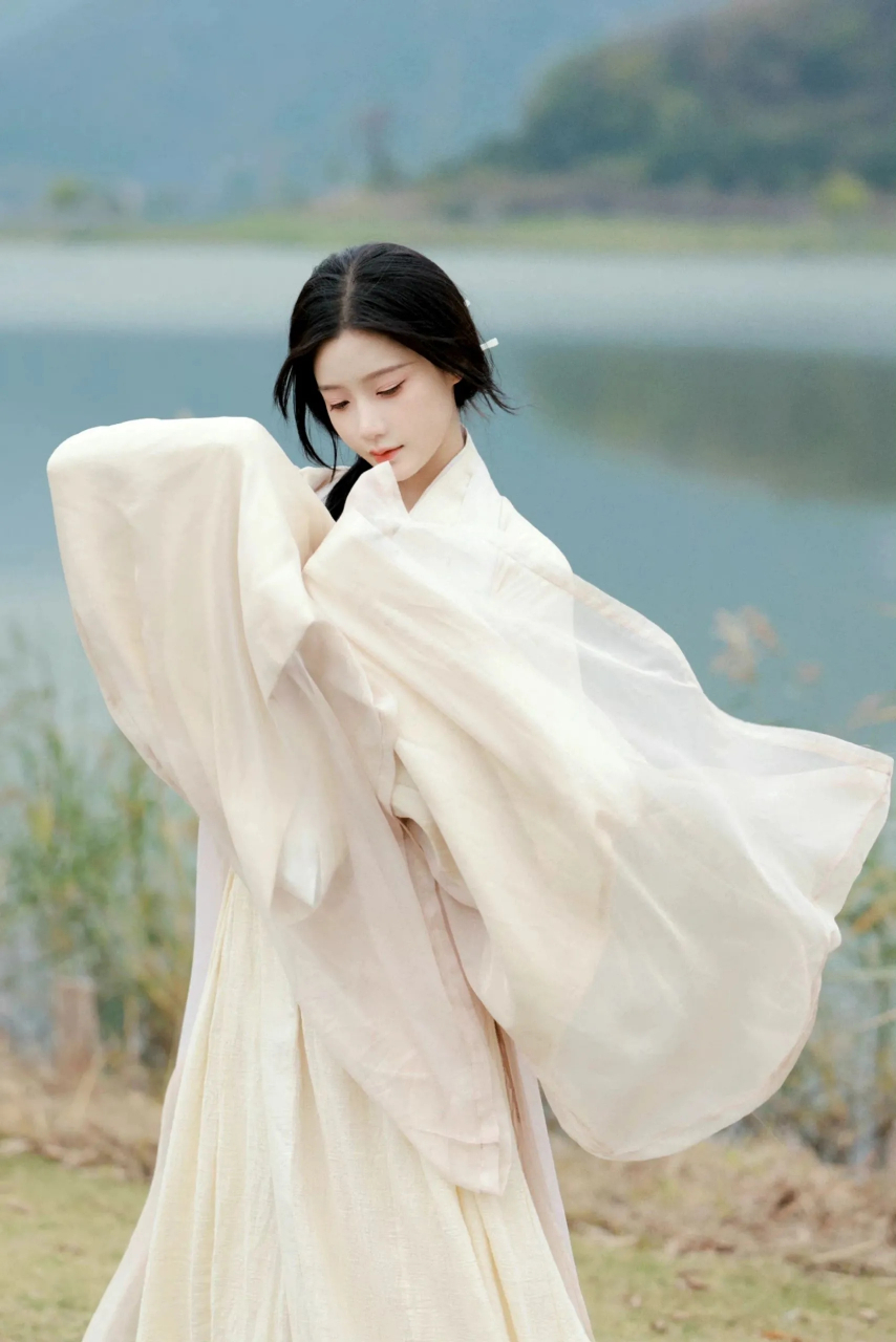 她如画中人,与古风景交相辉映,优雅中透着古典情致.
