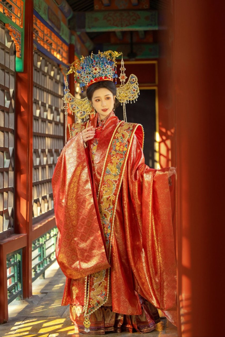 明制婚服  明制婚服是中国古代婚礼服饰中的一种