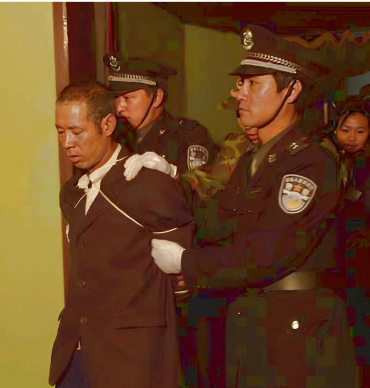 2001年,正被押赴刑场,执行死刑的王玉顺,这个外表憨厚的汉子,因为卖出