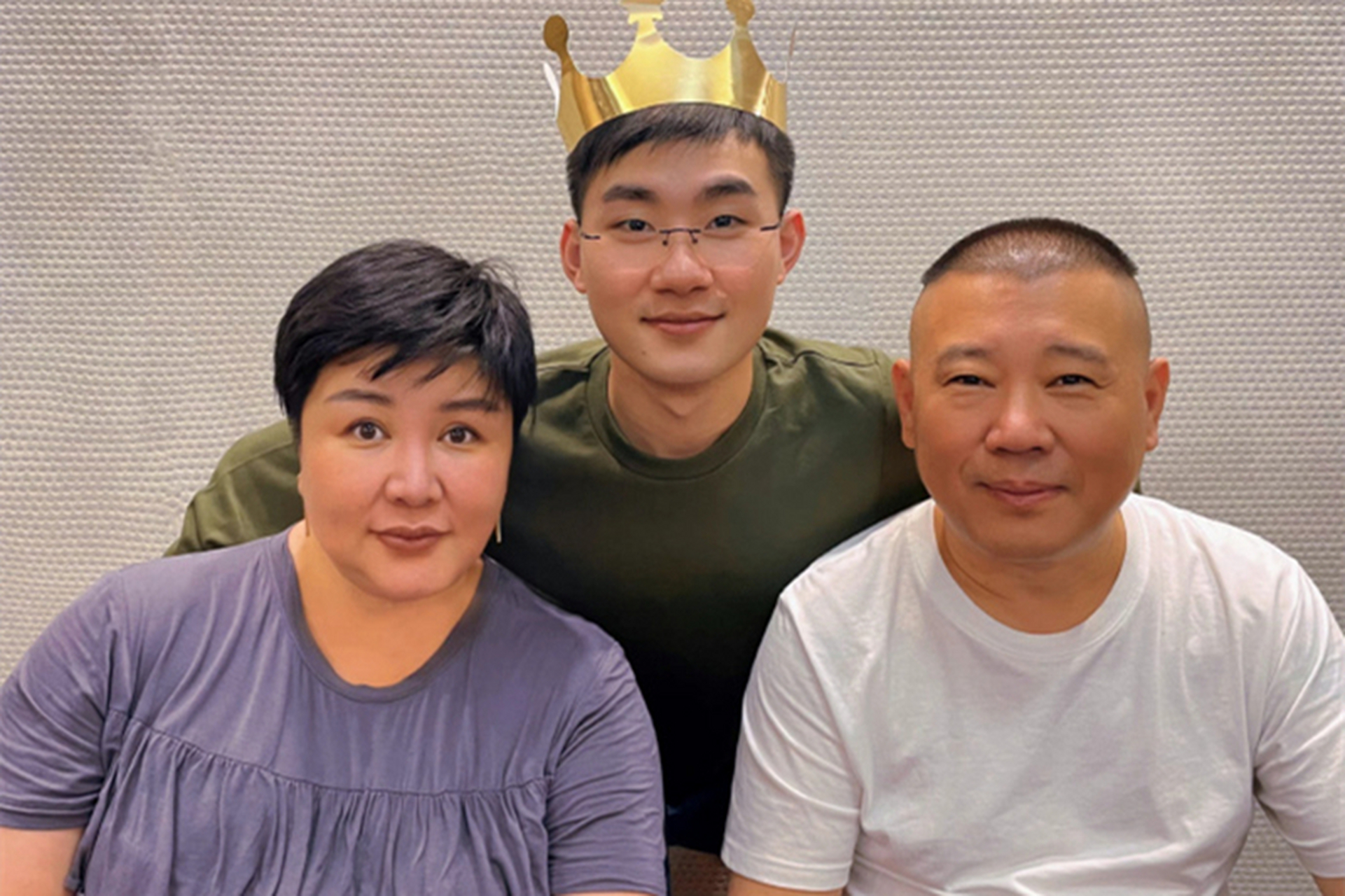 看到陶阳二十五岁生日,在师父郭德纲家过的,还吃上了大家熟悉的长寿