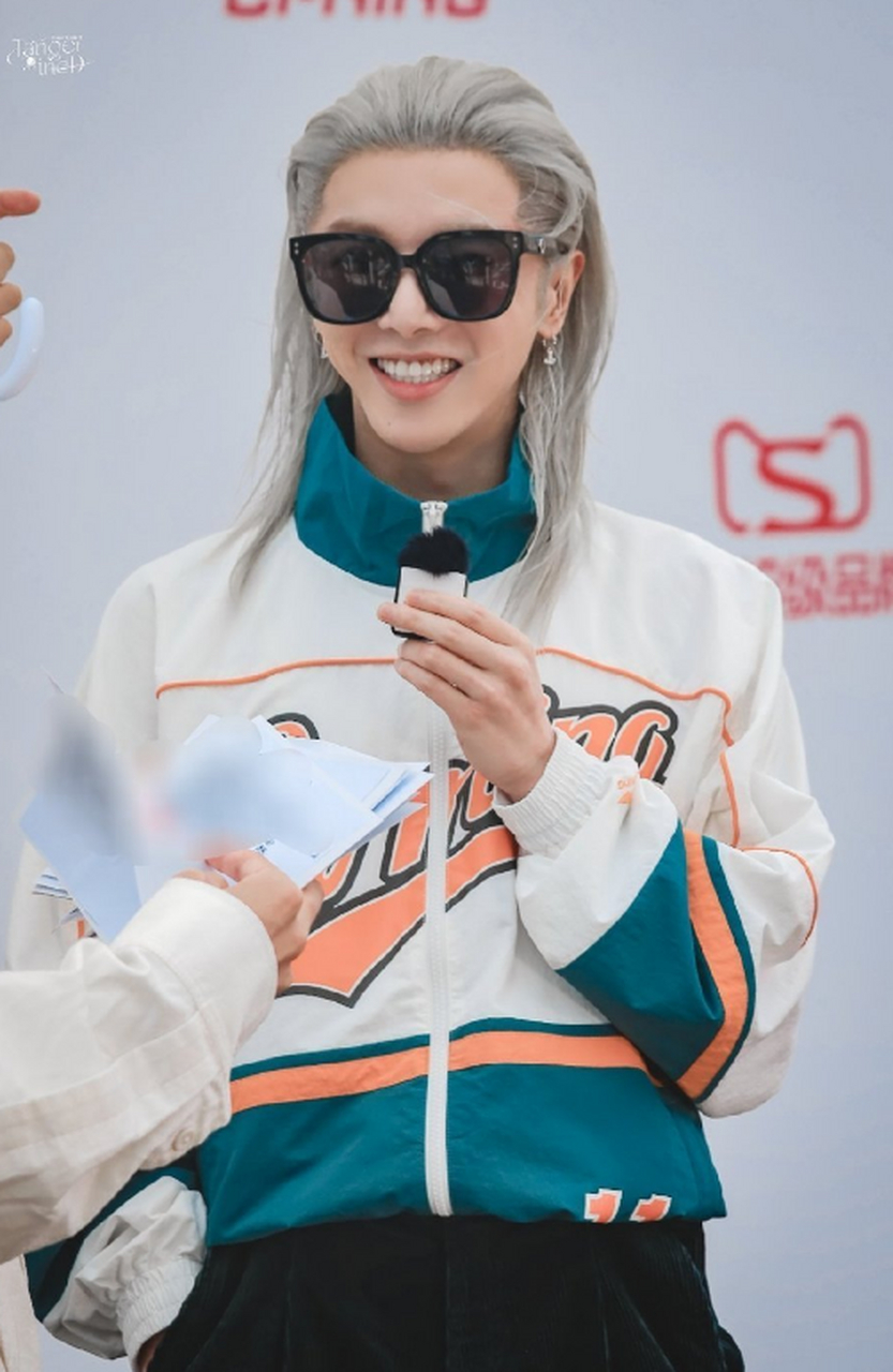 华晨宇因为染发太多次,现在发量比较稀少,几乎都靠假发片撑着,但即便