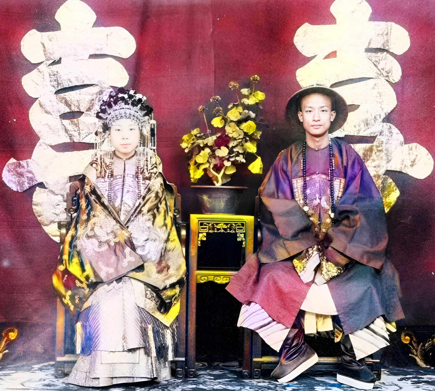 这种照片是曾国藩的幺女曾纪芬与聂缉椝的婚礼照.