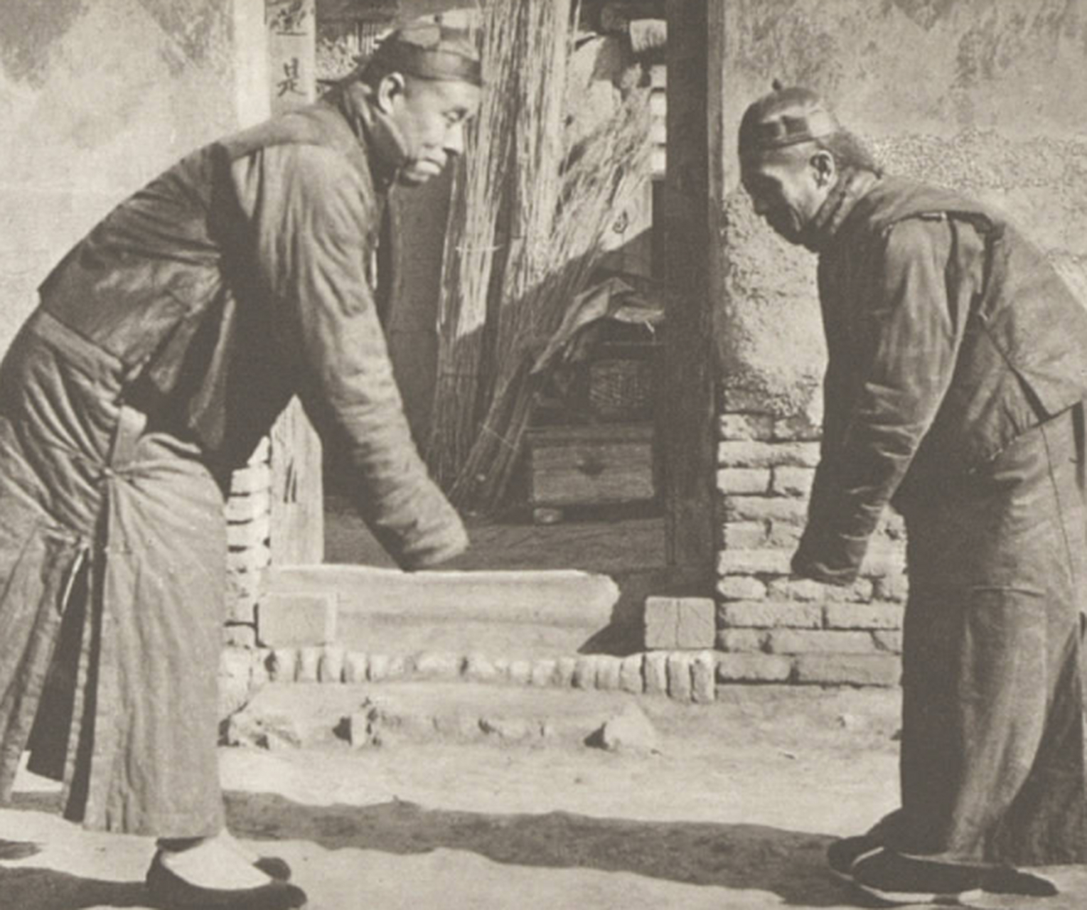 清朝老照片:男子作揖礼用于平辈(或平级)日常打招呼,有事询问他人等