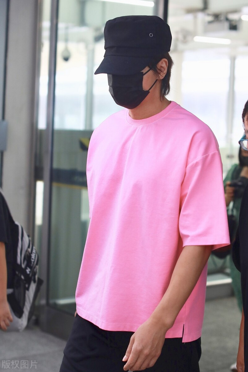 今天言承旭现身北京机场,他穿了一款粉色t恤,看上去非常有型,像个帅气