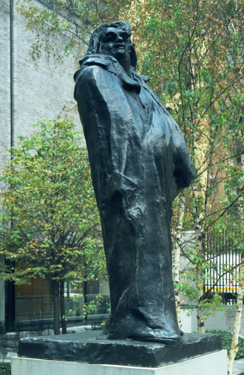 十九世纪末,法国文学家协会委托罗丹雕塑一尊巴尔扎克像时,他当即表示