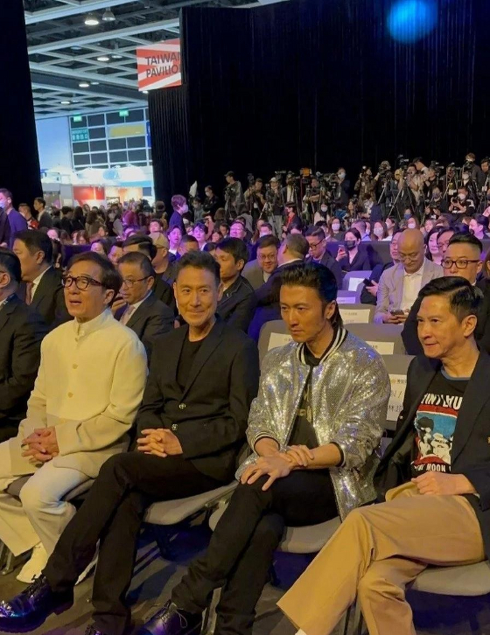 天王巨星世纪同框!成龙张学友谢霆锋张家辉坐前排,一个比一个帅