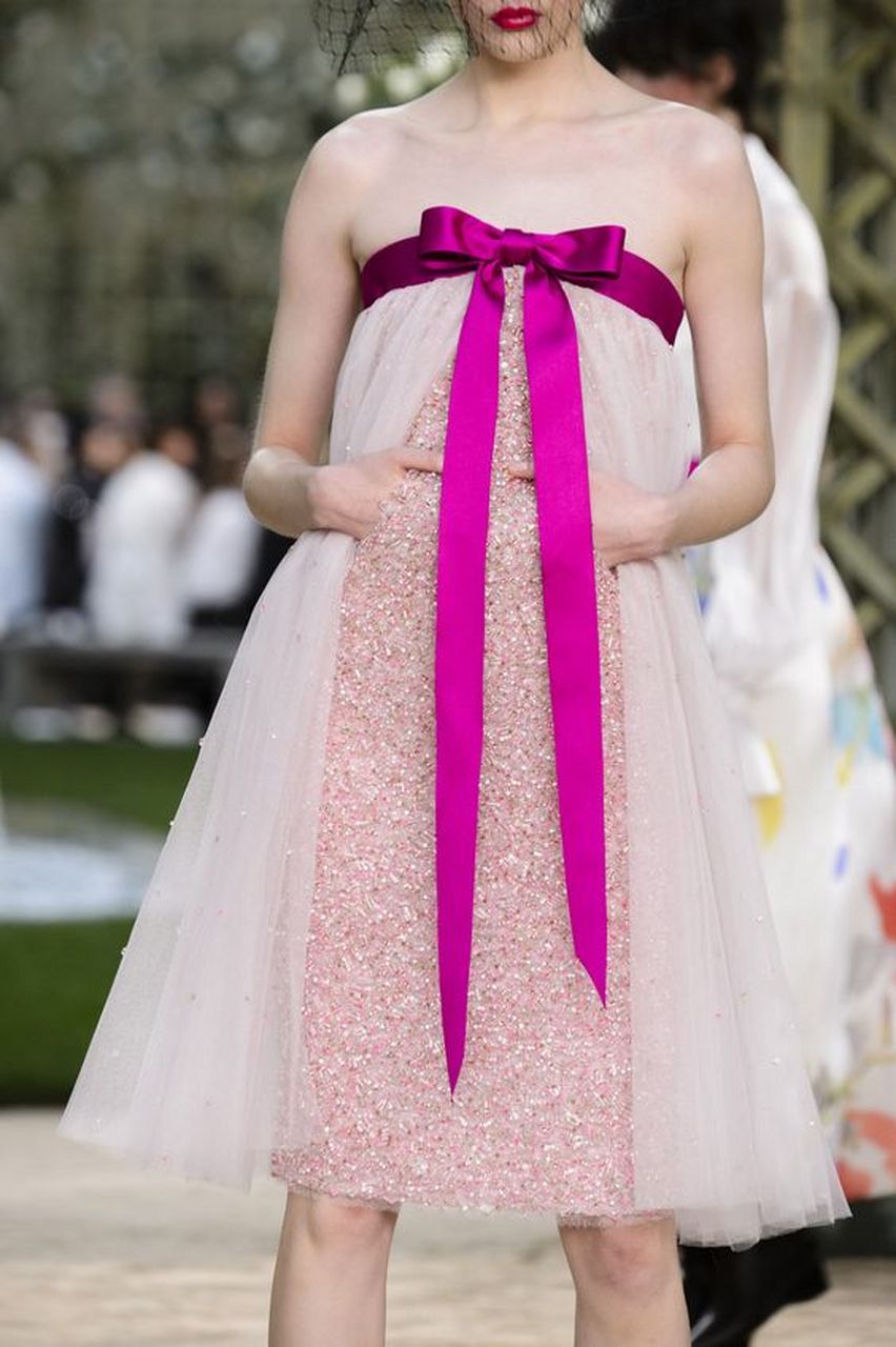 香奈儿高定秀场上的粉色系,每一条礼服都充满个性,无论是华丽的蝴蝶结