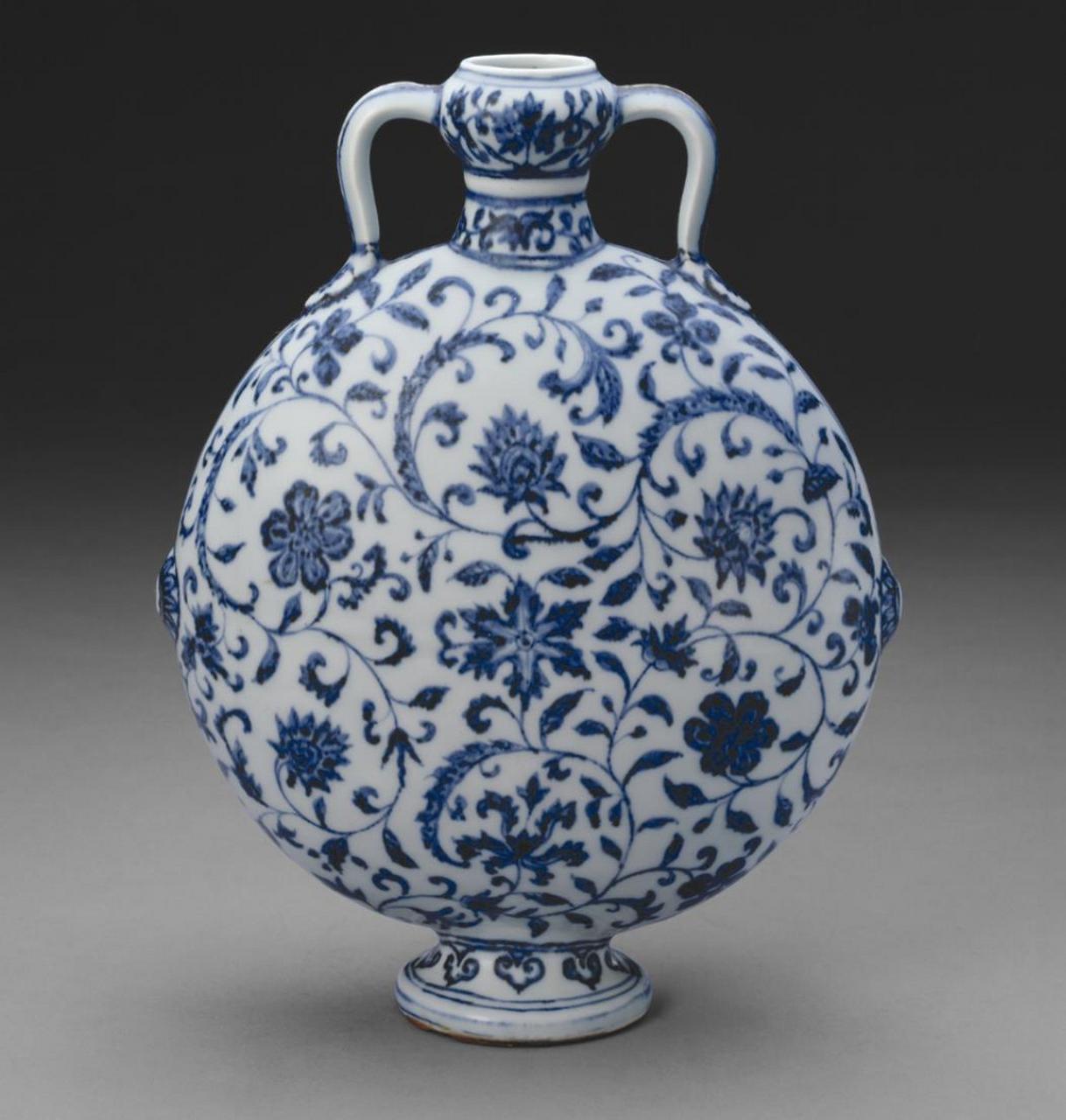 青花瓷经典纹饰介绍:缠枝纹  缠枝纹,又叫"长寿藤",是青花瓷器最常见