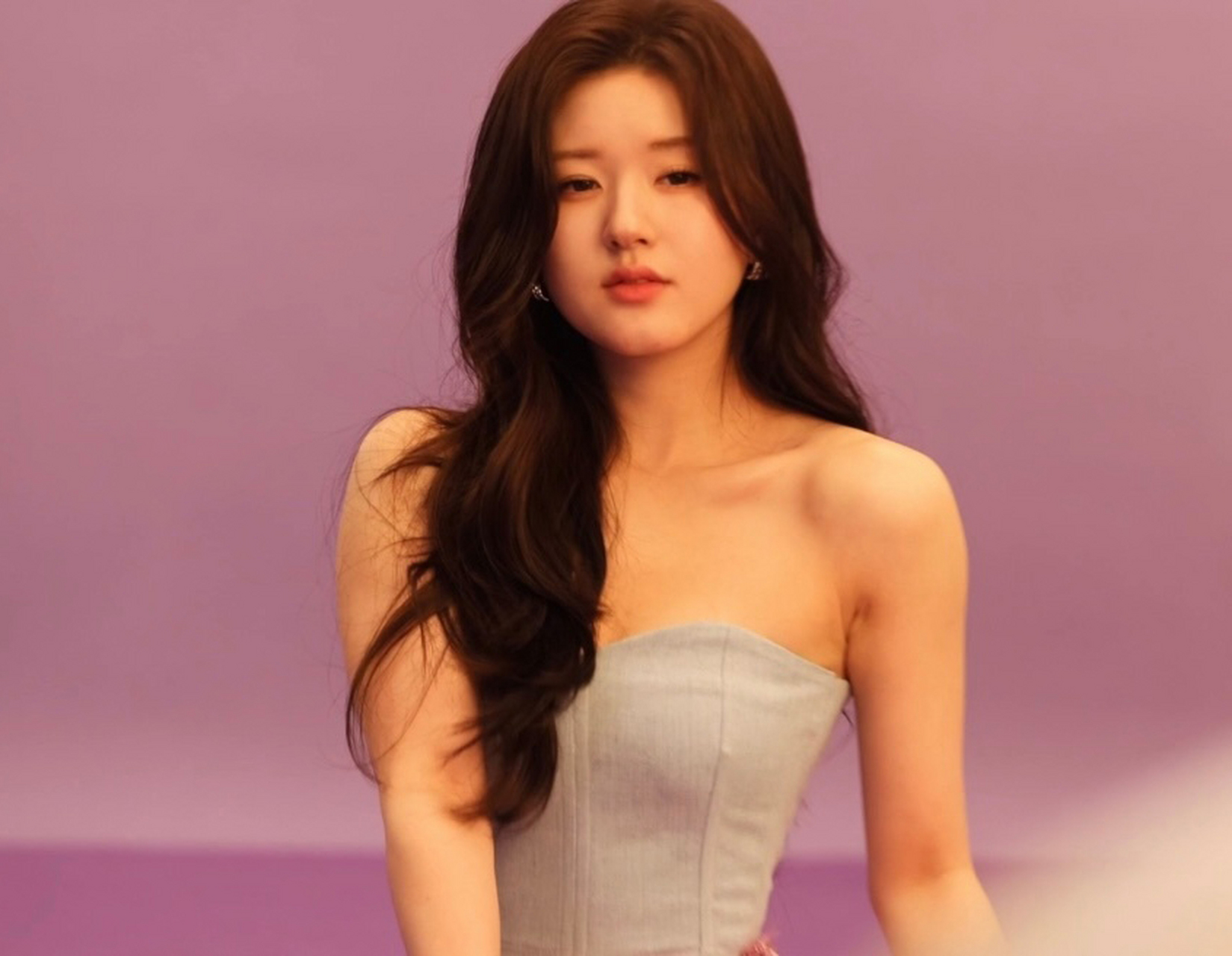 赵露思甜酷风花絮图,长发加吊带,抹胸裙,不同造型演绎不同的美感,一个