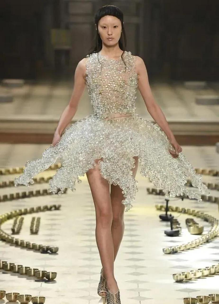 真空上阵哪怕挂条布溜子,不论能遮掩多少,都可以称之为时尚,或者是