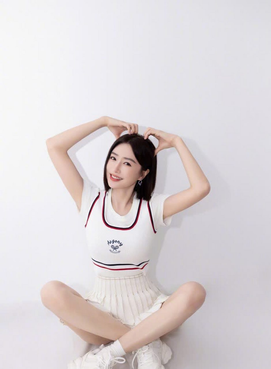 星闻#   秦岚的白墙,白裙,白袜,白鞋,搭配着黑色短发.