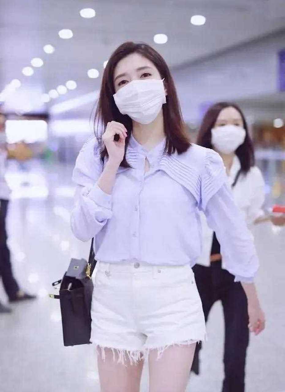 江疏影这几套穿搭也非常时尚,衬衫扎进了下身的裤子里,整个穿搭都满满
