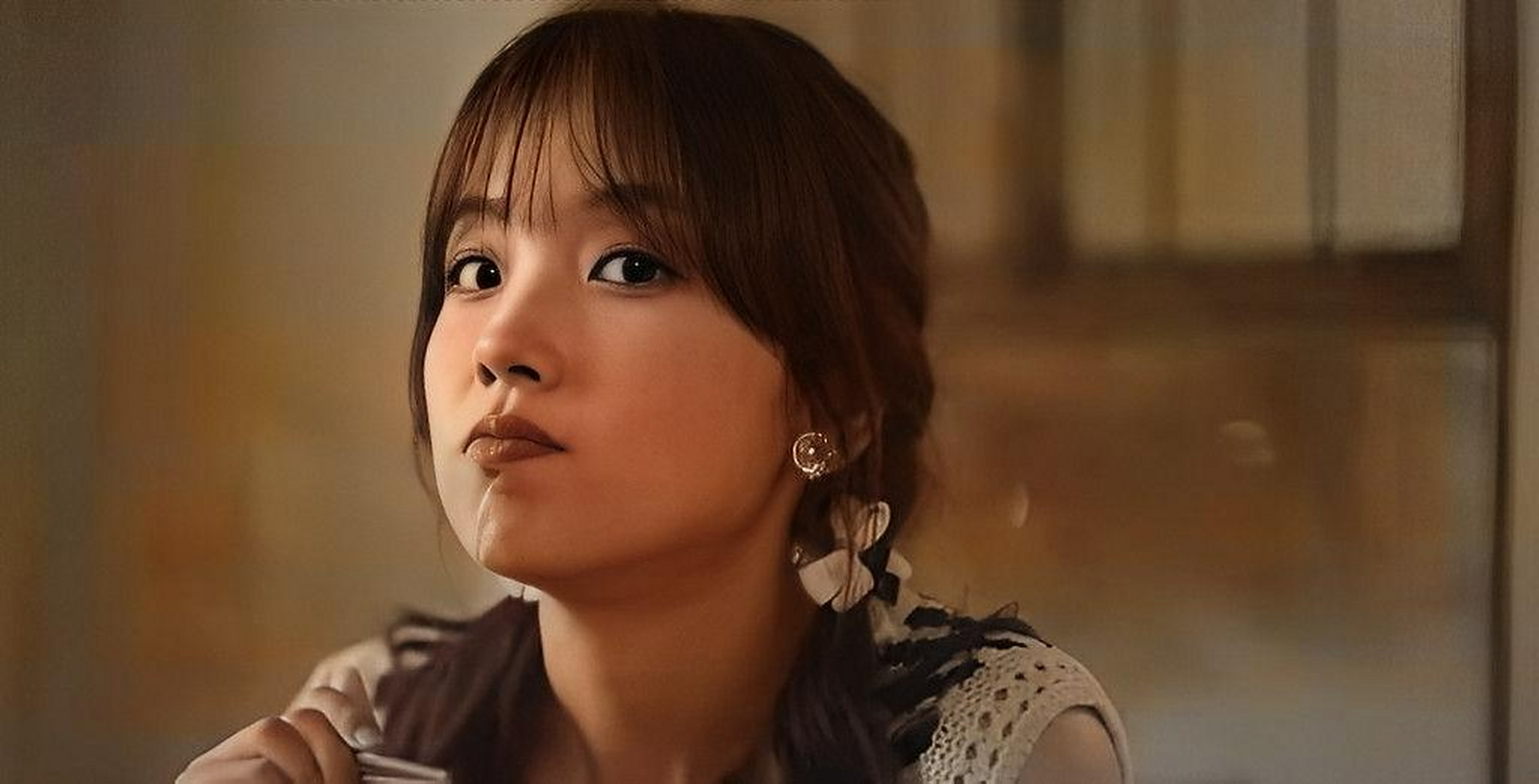 王冰冰在无袖山的白色,她有一个甜美的脸,她有一