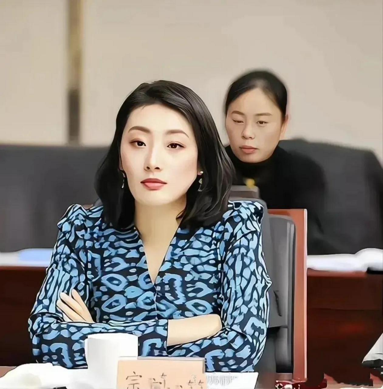 娃哈哈董事长宗馥莉,曾经是一个脸型方方,未施粉黛的女孩子,看起来有
