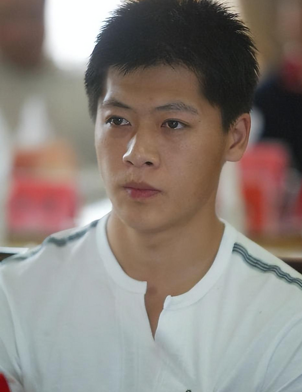 一次,凭借《乡爱》一夜爆红的贺树峰飘了,他开豪车去吃饭,保安不让