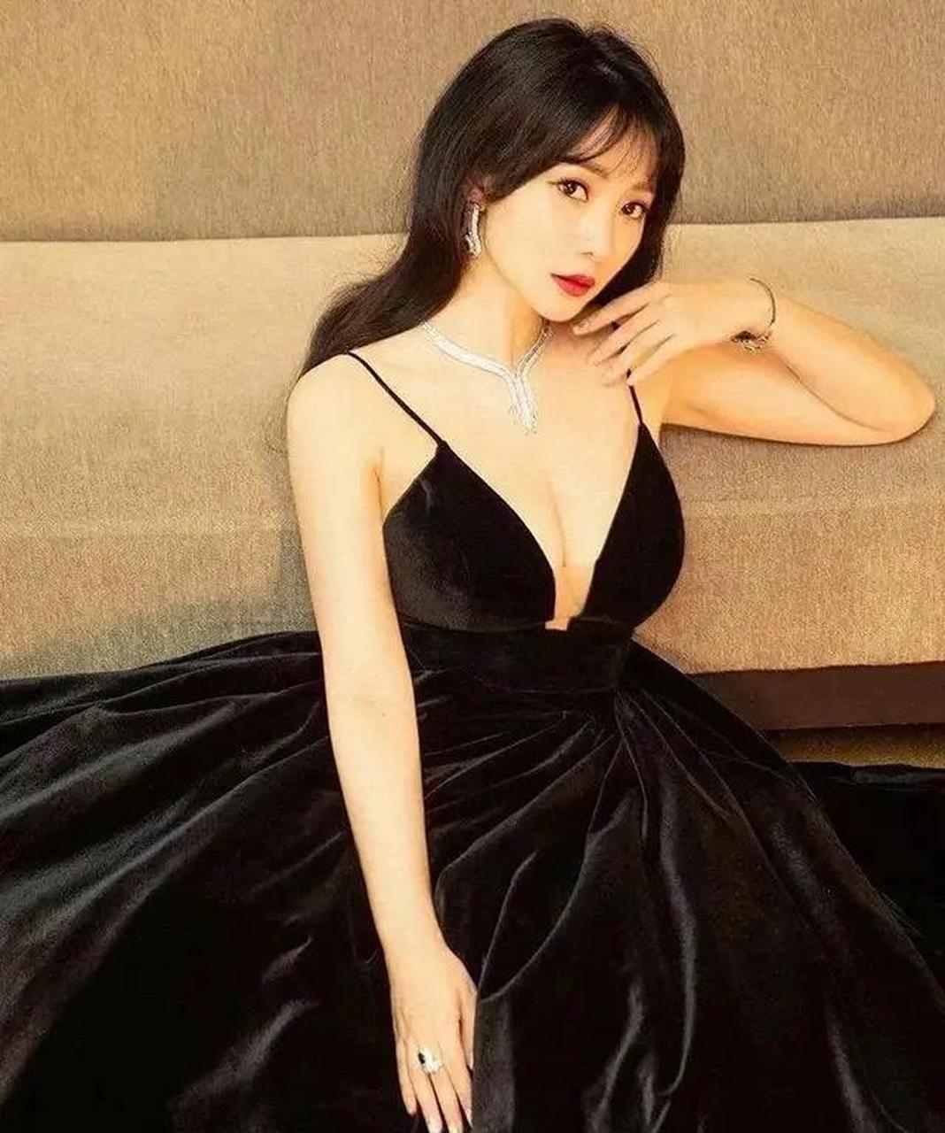41岁的柳岩真豪放,穿黑色丝绒吊带长裙特秀好身材,优雅又性感