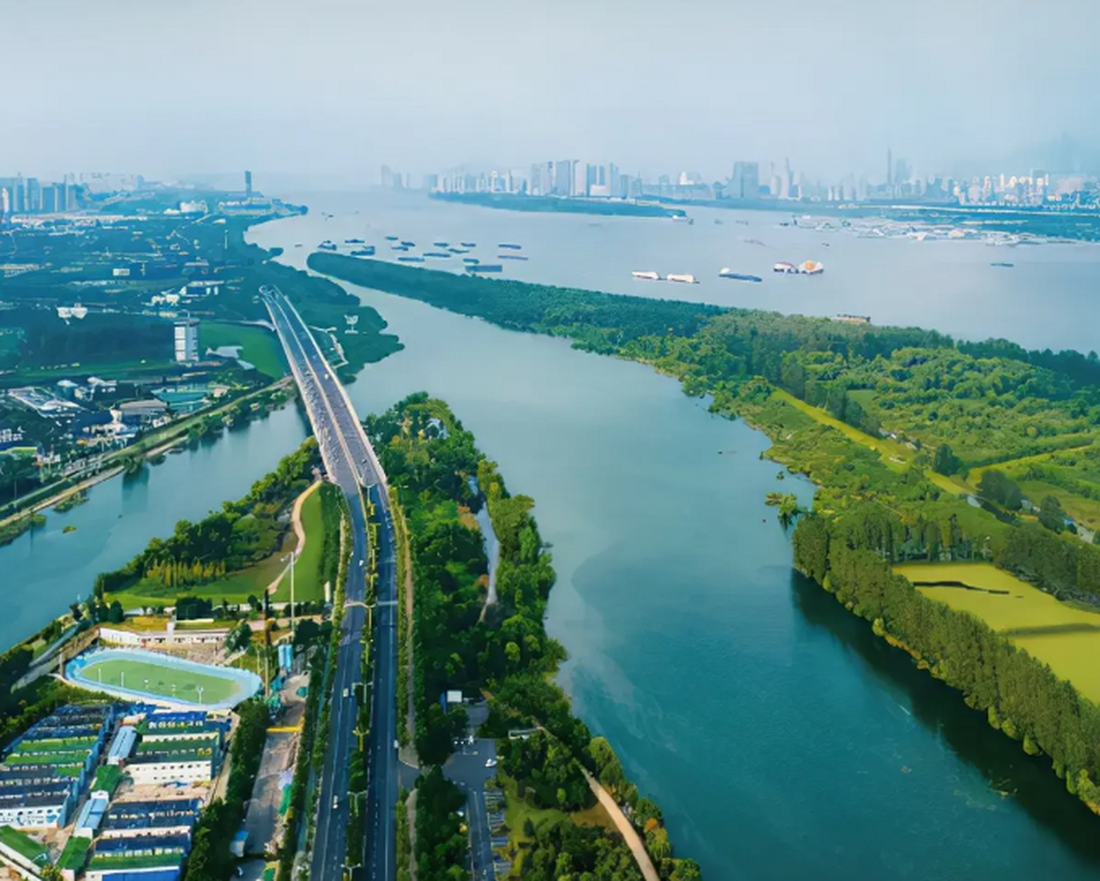 绿水湾湿地公园位于南京市江北新区浦口区滨江大道,公园周身被草木