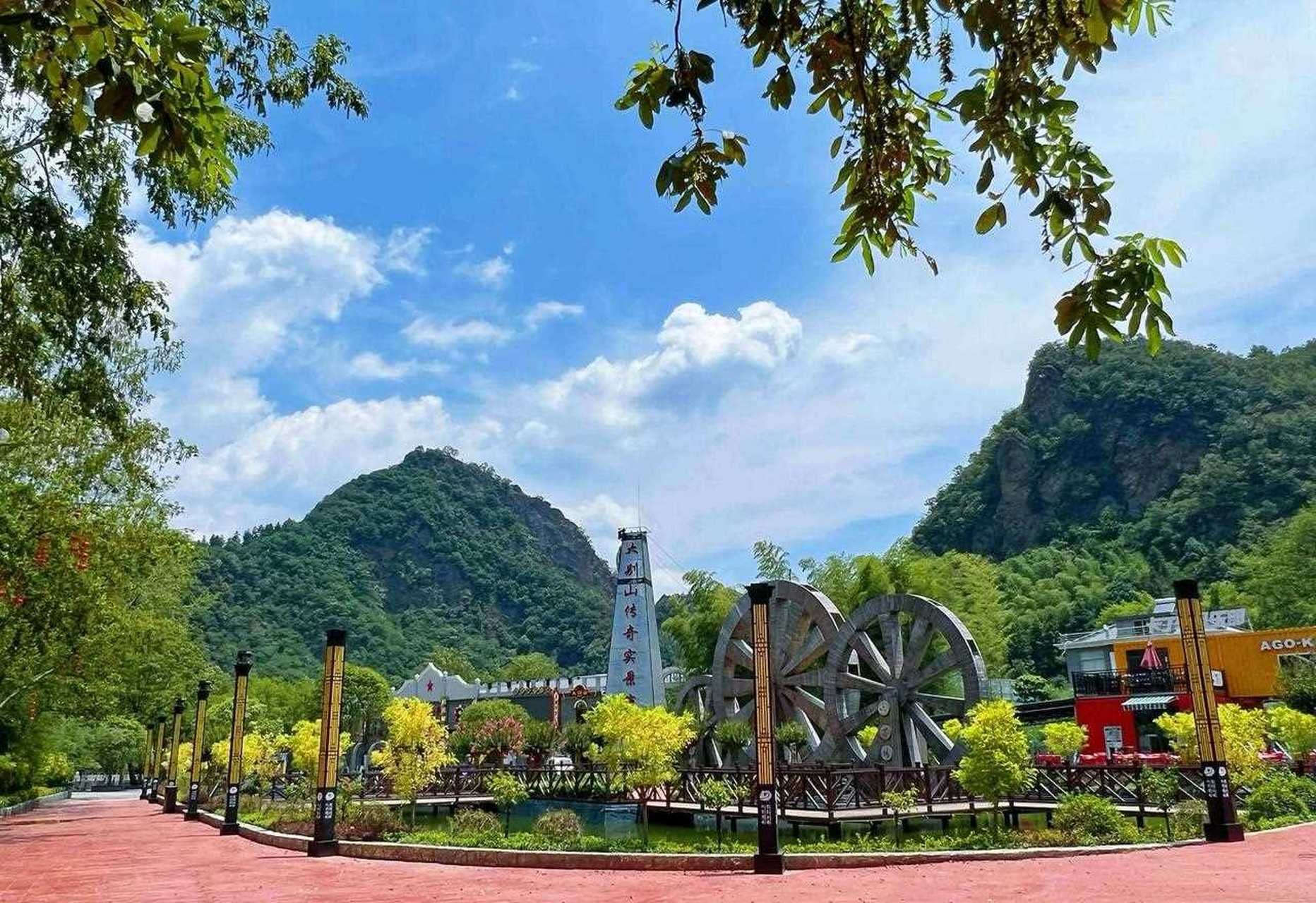 [鲜花 景区由电影小镇,萌宝闯江湖,实景剧《大别山传奇,六万峡谷