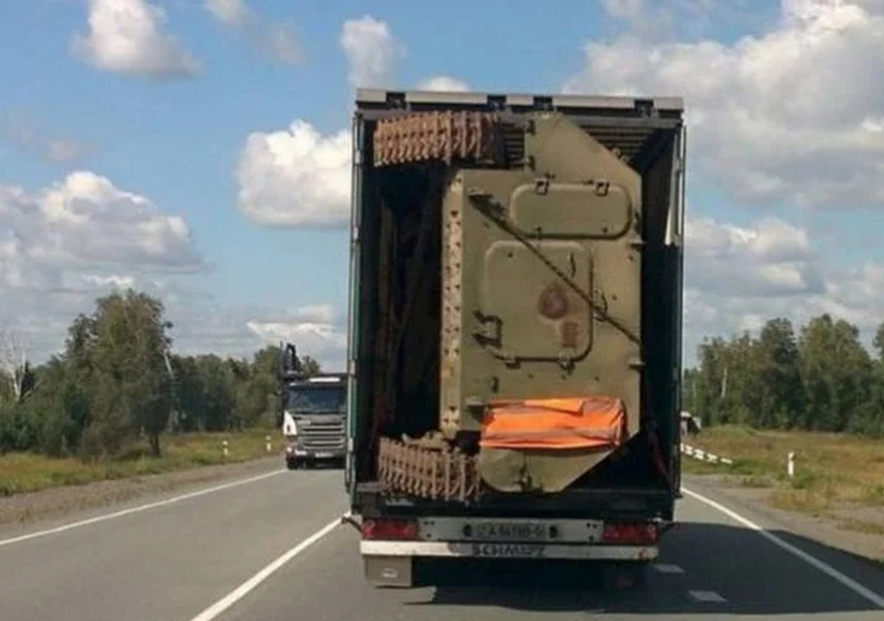 图片中卡车的号牌是白俄罗斯牌照(一种说法).