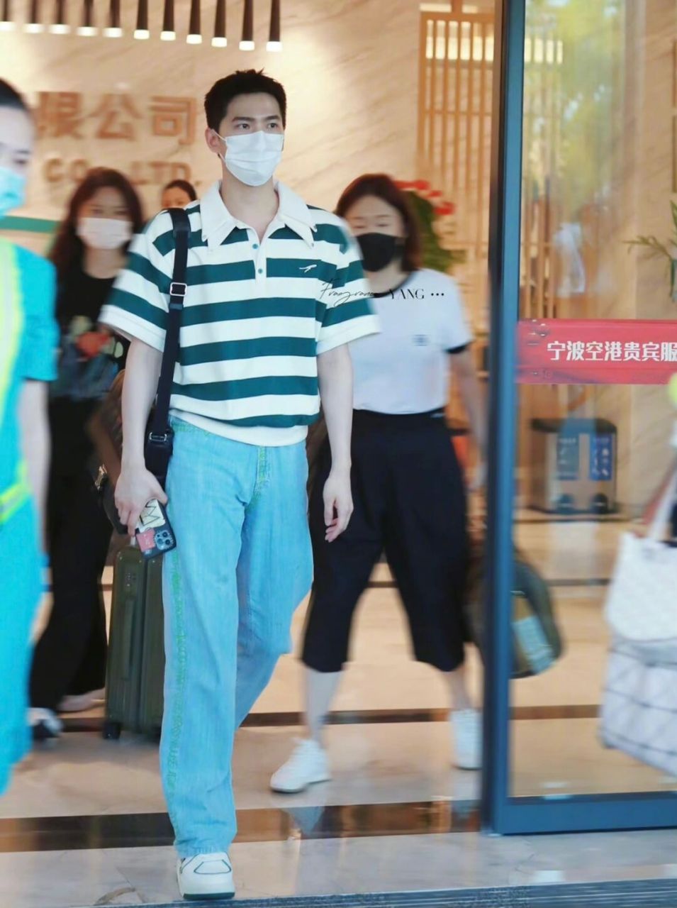 戴口罩剑眉星目识杨洋 今日私服很少年气 今日杨洋的机场街拍, 搭得很