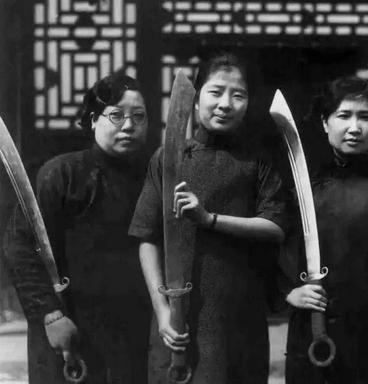 1933年喜峰口战斗期间,华北妇女代表慰问了作战的第二十九军将士,慰问