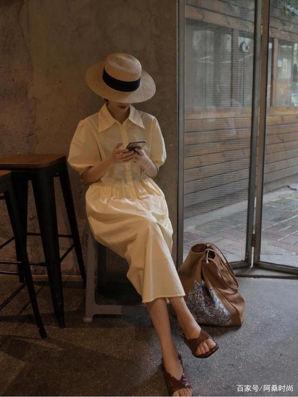 比如这种oversize风格的基础衬衫裙,也是裙装中非常受到欢迎的一款.