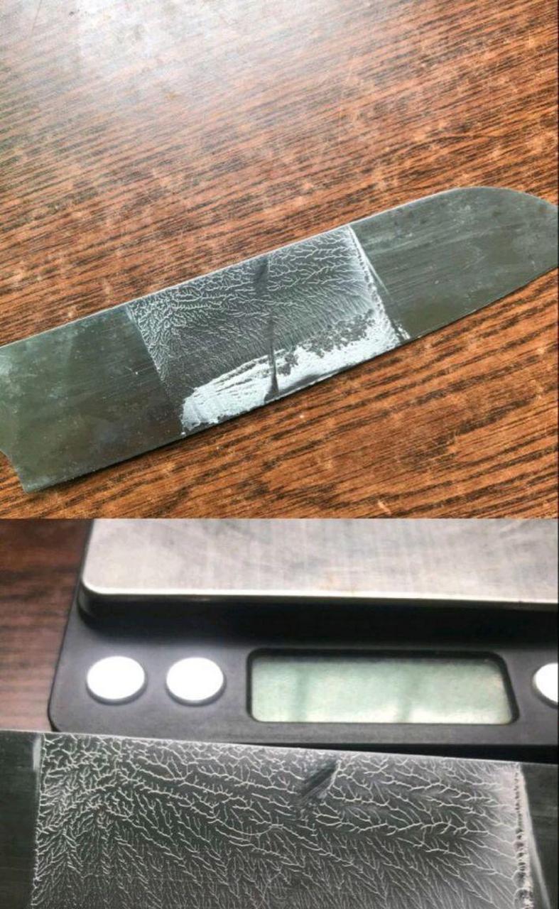 网友:对着黄油切了一刀,拿起刀后发现刀上的纹路好神奇呀!