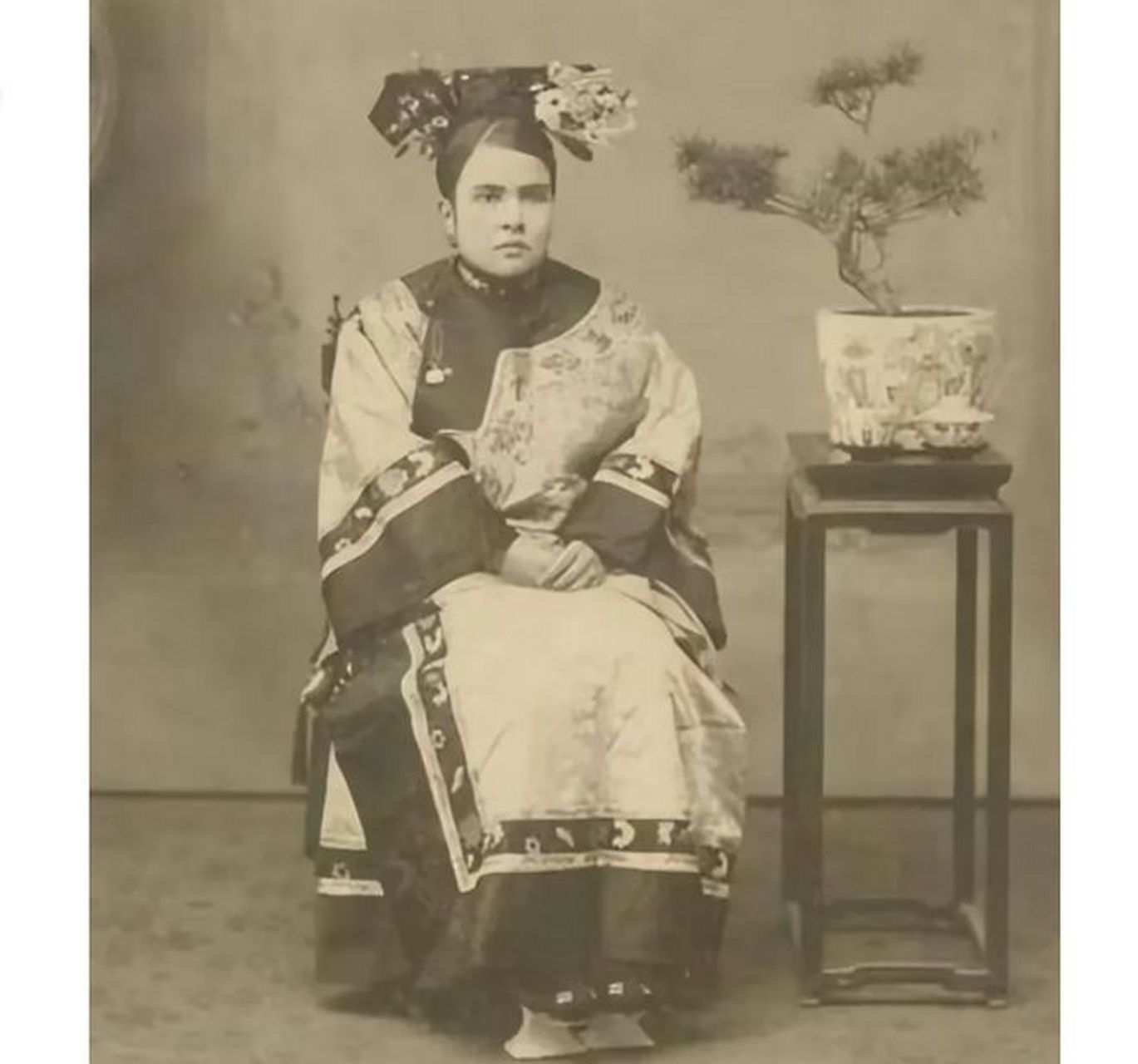 晚清时期,太仆寺少卿裕庚在法国担任公使期间,与美国男子和广东妓女所