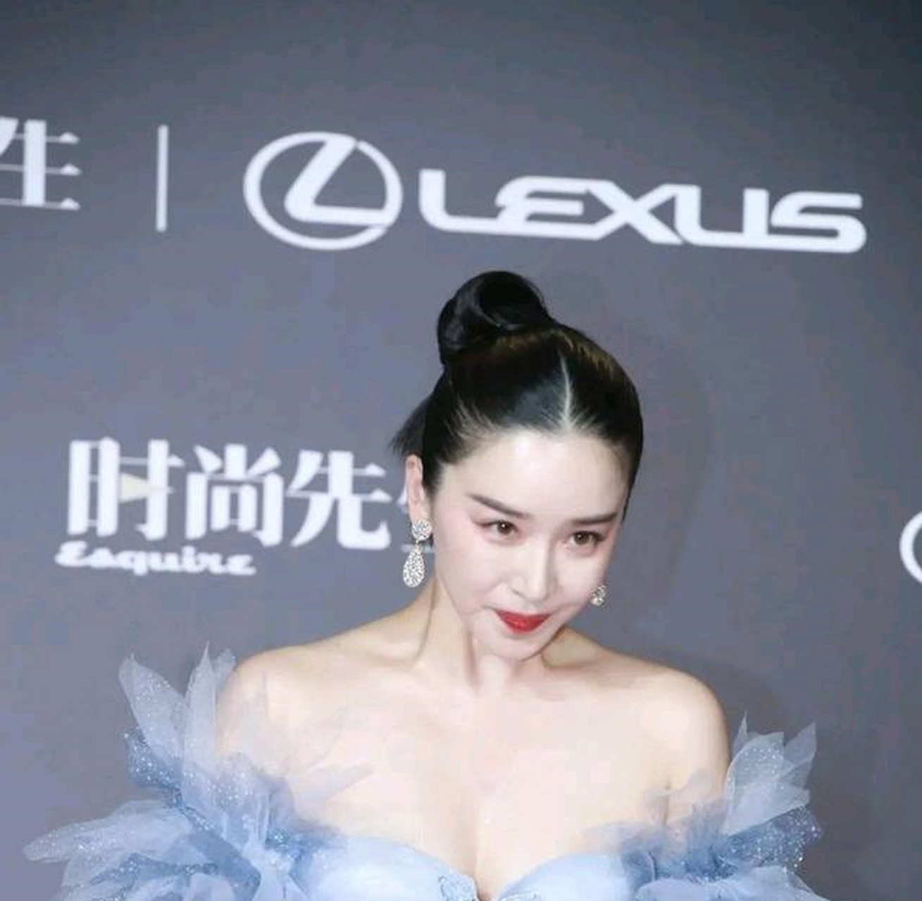 阚清子穿低胸礼裙尽显性感时尚女神