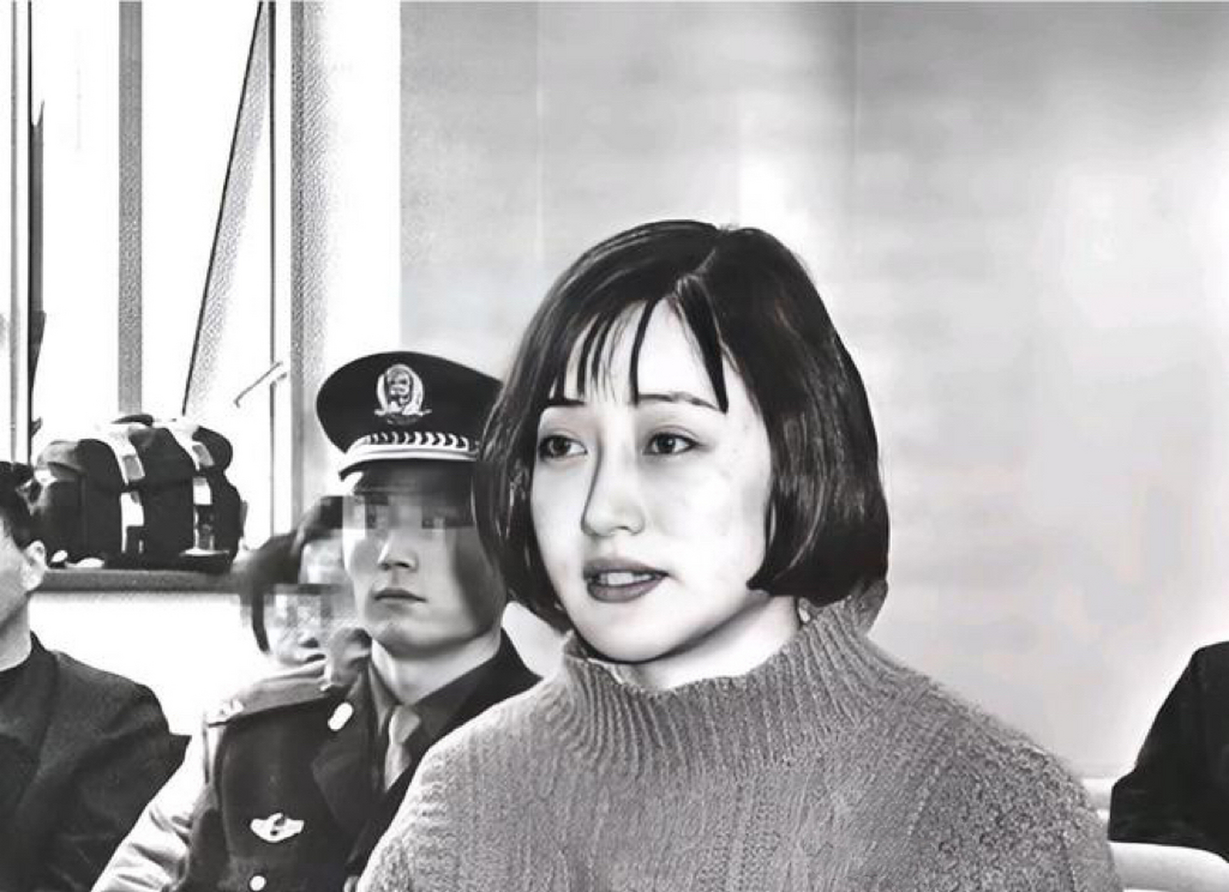 2001年,北大空姐杨旸公审时的照片,画面中她声泪俱下,懊悔不已,不久前