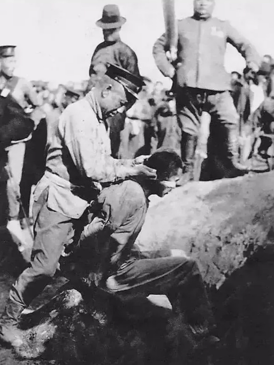 历史老照片: 民国年间,天津地区,一个犯人被执行处决时的留影.