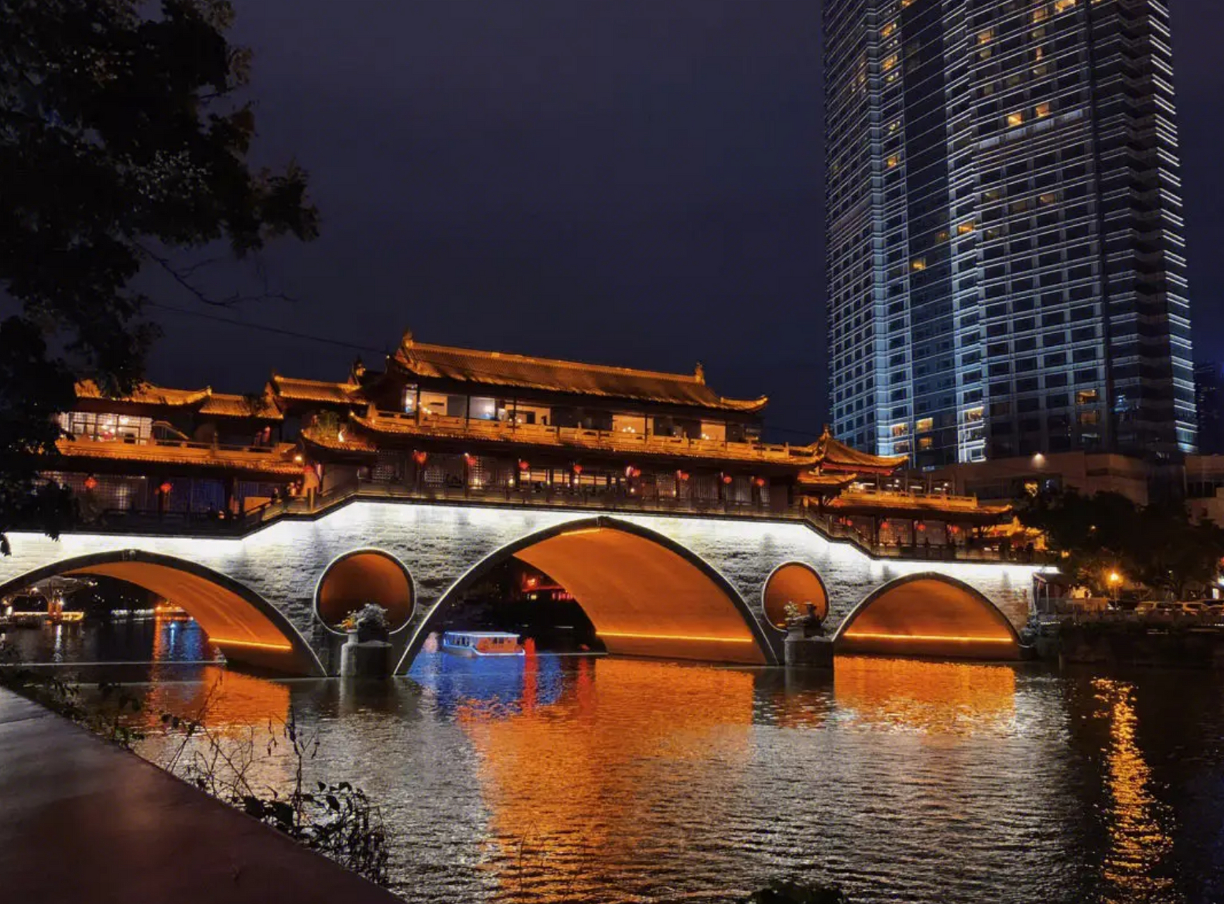 成都九眼桥是一座历史悠久且文化底蕴深厚的桥梁,位于中国四川省成都