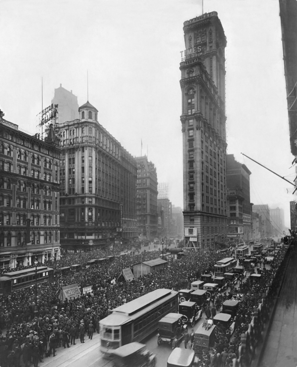 这是1919年的美国纽约时代广场,那时的清朝灭亡了刚刚几年的时间,高楼